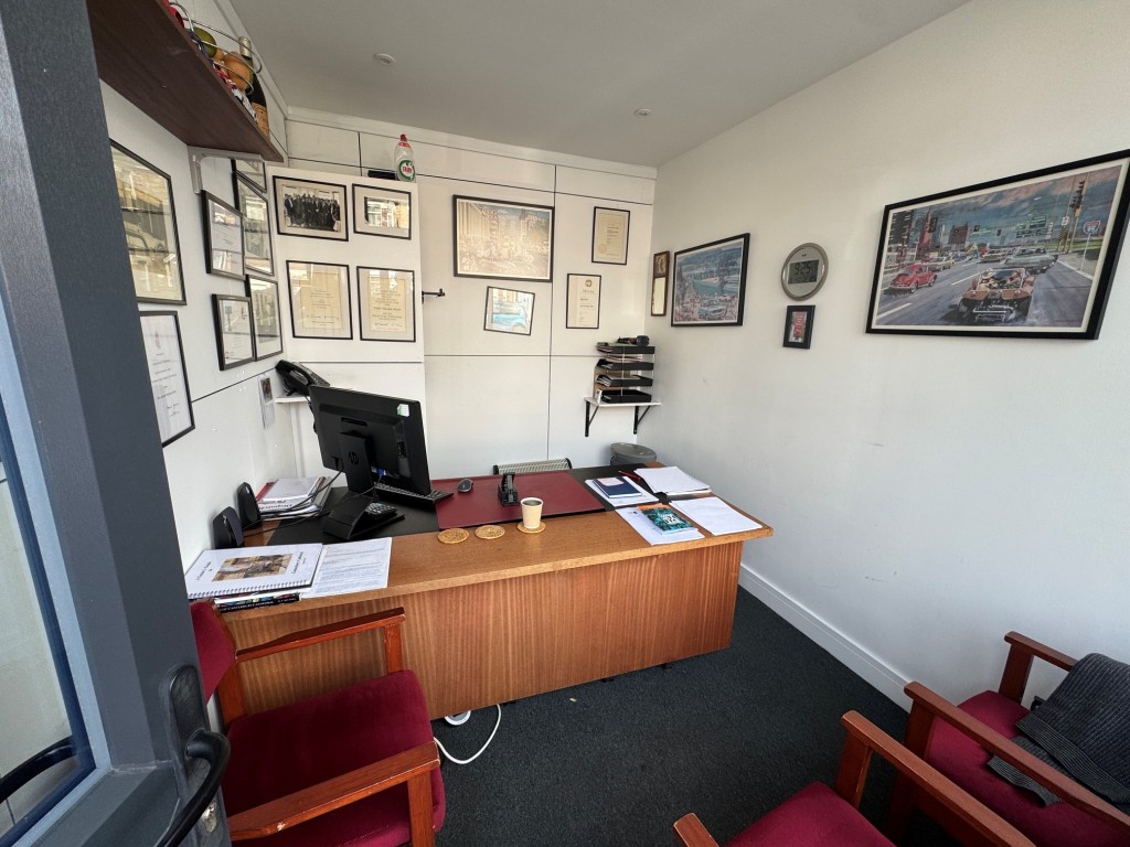 Lot: 82 - FREEHOLD CAR SALES SITE, SHOWROOM & WORKSHOP WITH REDEVELOPMENT POTENTIAL. - Forecourt office